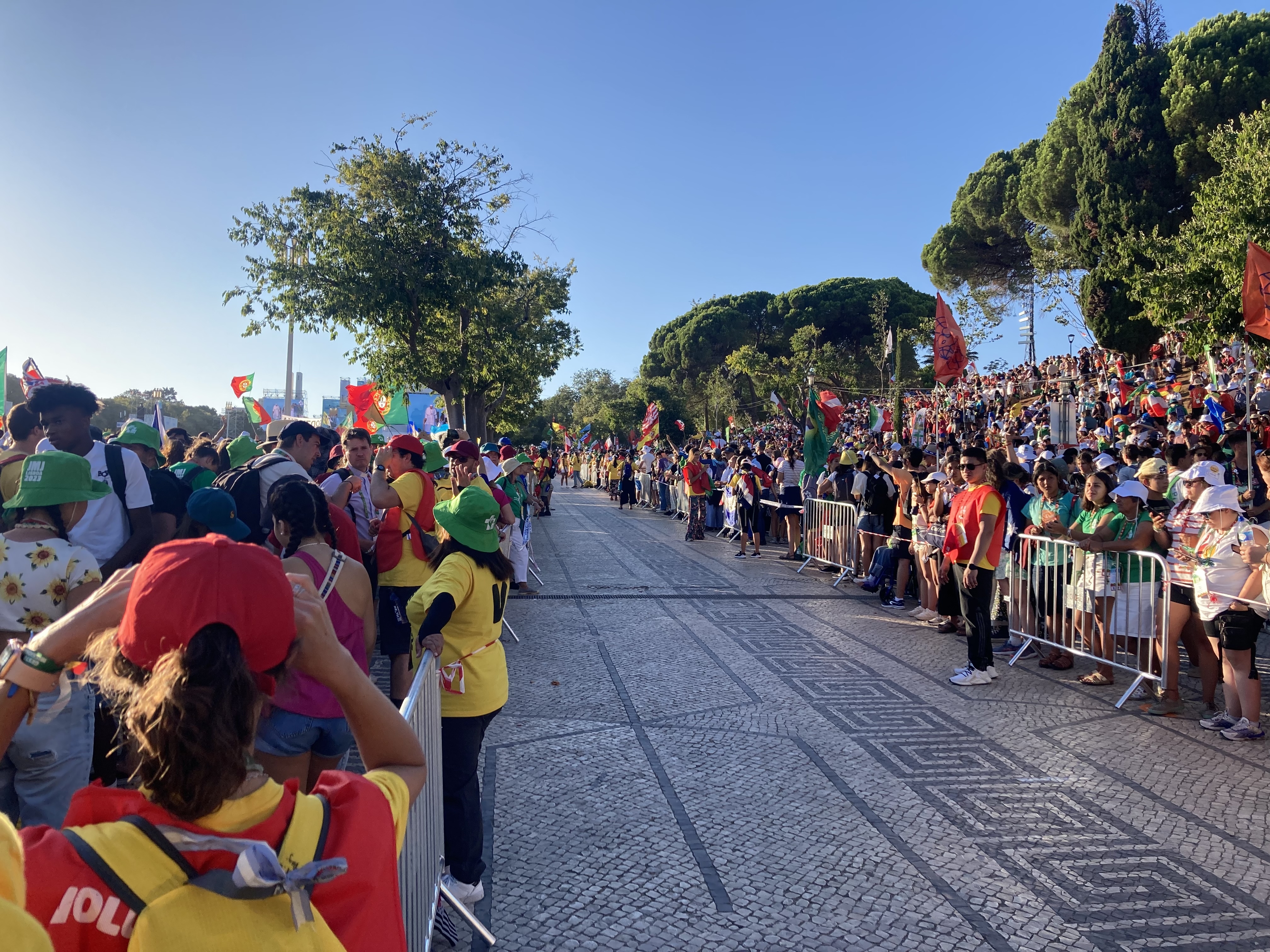 Jóvenes esperando al Papa Francisco en Lisboa